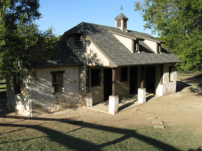 Charming 2 Stall Barn In Texas Stable Style