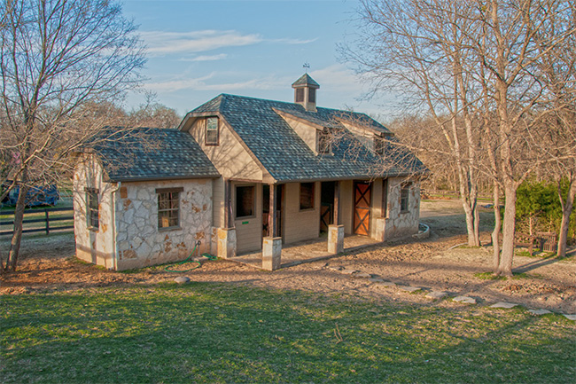 Charming 2-Stall Barn in Texas - STABLE STYLE